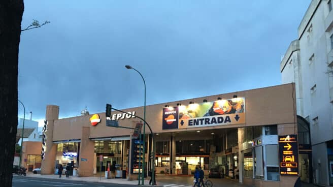 Muere un hombre de 86 años atropellado por una moto en Sevilla capital Gasolinera de la Ronda de Capuchinos, Sevilla