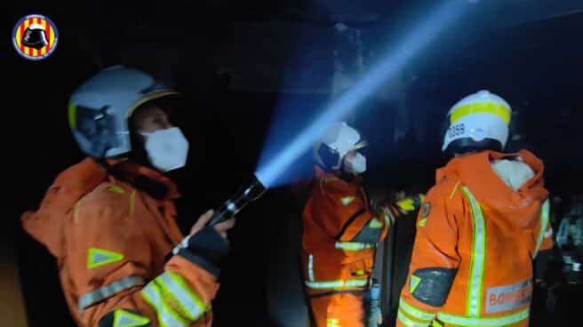 Cinco muertos por el incendio de una residencia de ancianos en Valencia Los bomberos en el lugar del incendio