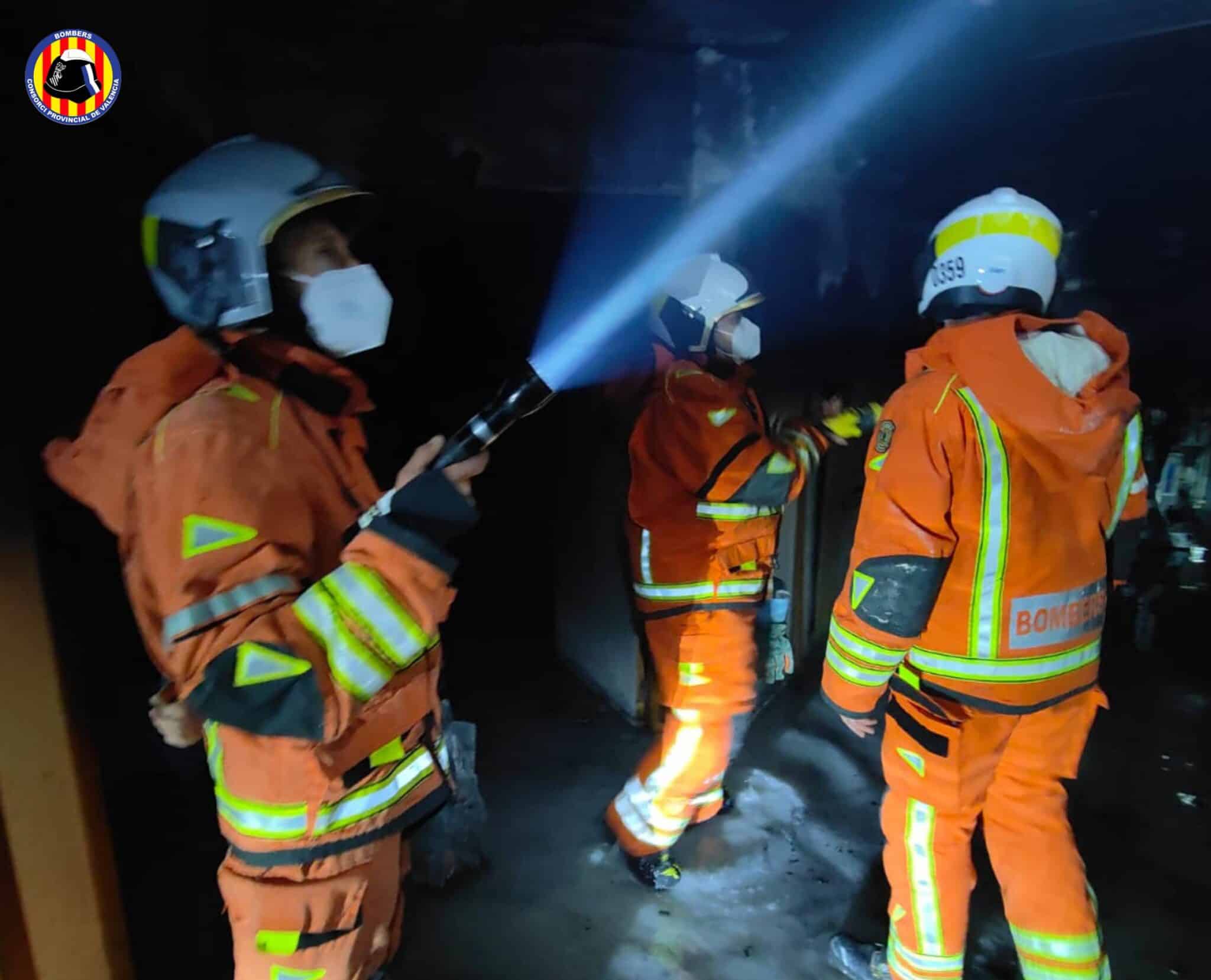 Los bomberos en el lugar del incendio