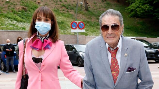 Jaime Ostos, junto a su mujer Mari Ángeles Grajal en Las Ventas el pasado mes de mayo.
