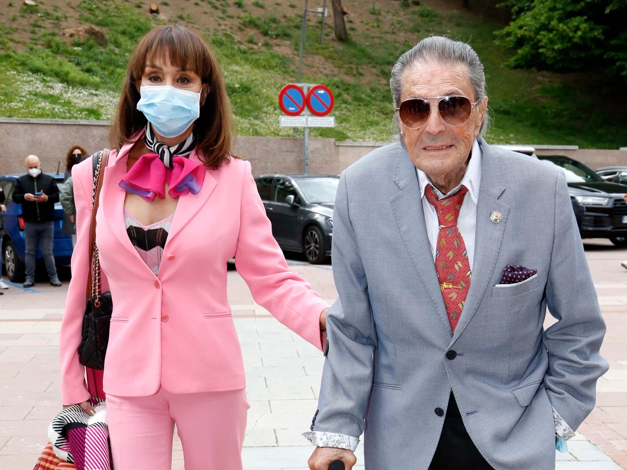 Jaime Ostos, junto a su mujer Mari Ángeles Grajal en Las Ventas el pasado mes de mayo.