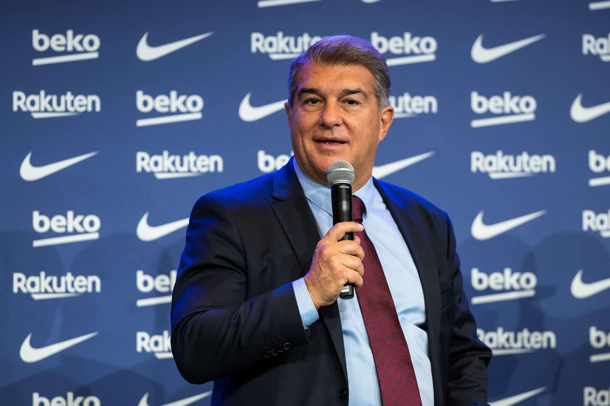 El presidente del Barcelona, Joan Laporta, en la presentación de Daniel Alves.