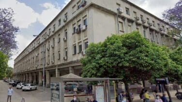 La madre que se llevó a sus hijos para evitar que los vacunaran los entrega en un juzgado de Sevilla