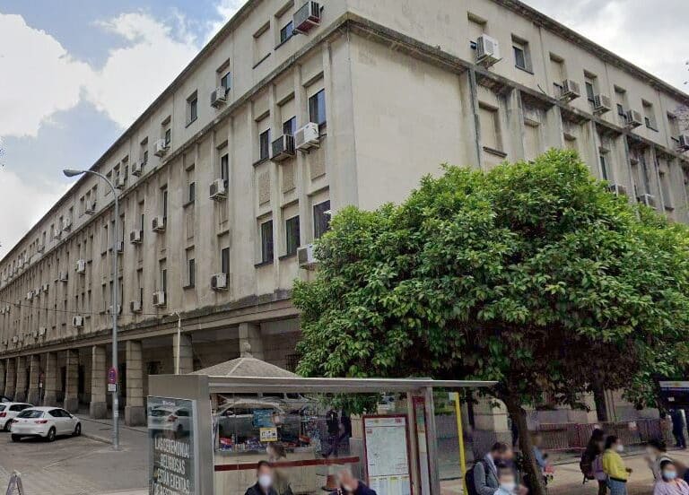 La madre que se llevó a sus hijos para evitar que los vacunaran los entrega en un juzgado de Sevilla