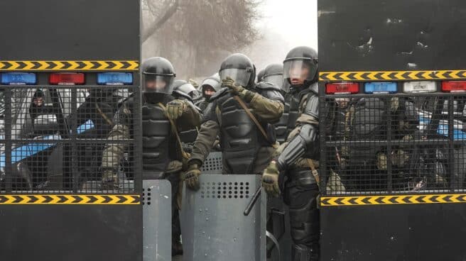 Antidisturbios durante las manifestaciones en Kazajistán