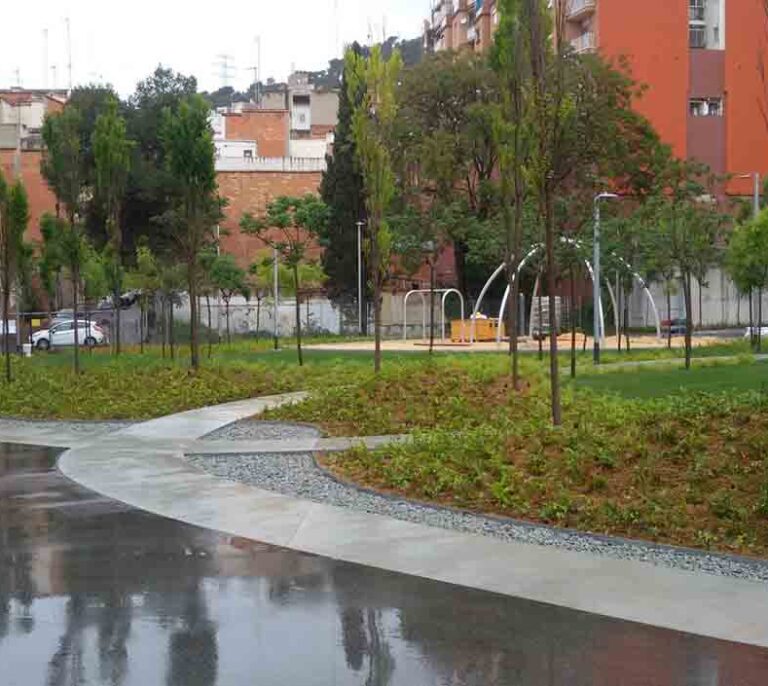 Muere un hombre al caer de un edificio tras una pelea en un piso de Roquetes