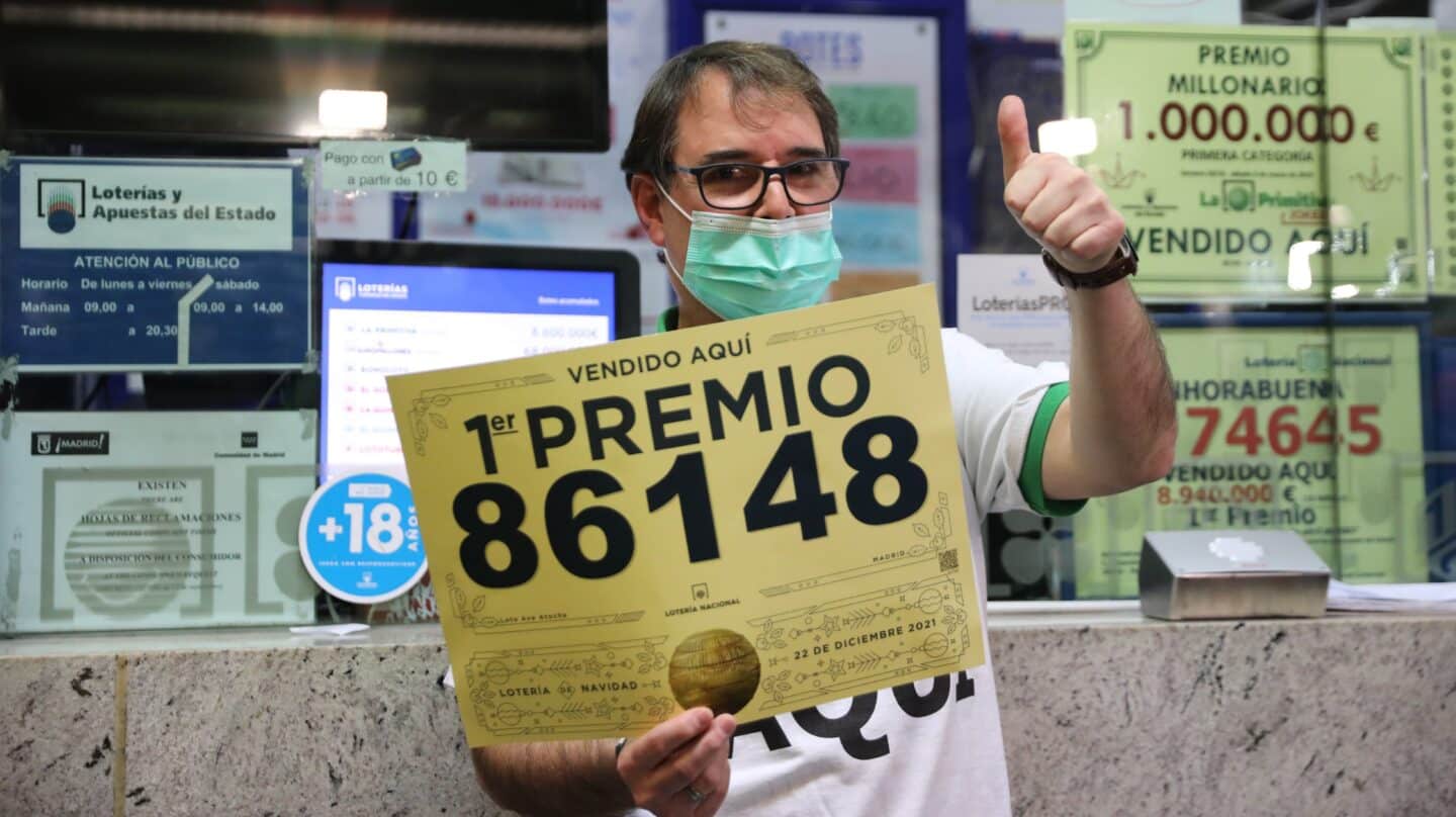 Un empleado de la administración de la estación de Atocha tras salir el 86.148, el 'Gordo' de Navidad en 2021.