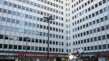 Cuatro detenidos por rajar la cara con una lata a un chico para robarle el móvil en la plaza de los Cubos de Madrid