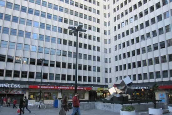 Cuatro detenidos por rajar la cara con una lata a un chico para robarle el móvil en la plaza de los Cubos de Madrid Plaza de los Cubos, Madrid