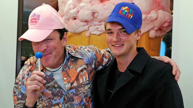 Michael Madsen Dines At Sugar Factory American Brasserie At Paris Las Vegas Michael Madsen y su hijo Hudson.