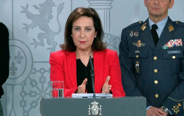 Podemos culpa a Robles de "furor militar" y pacta una tregua con el PSOE