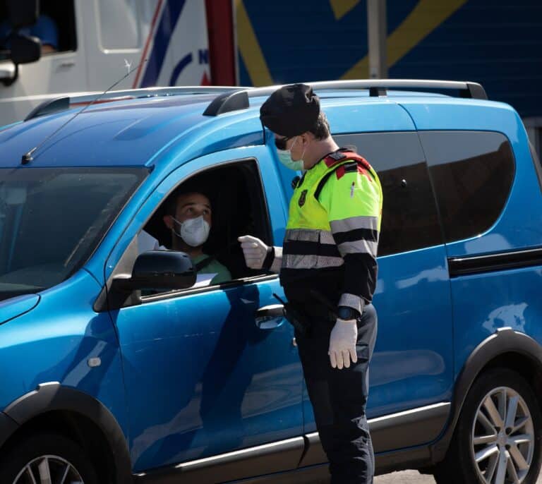 Mascarilla en el coche: multas y cuándo es obligatorio llevarla