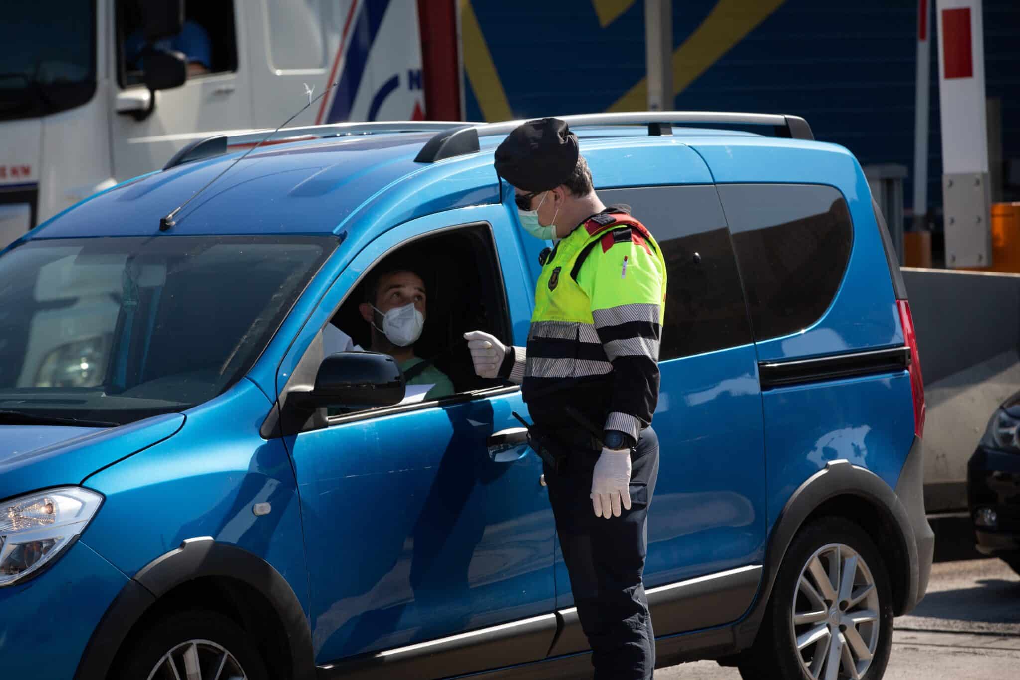 Un agente de los Mossos d'Esquadra, en un control.