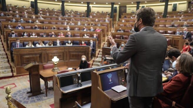 El líder del PP, Pablo Casado, interpela a Pedro Sánchez en el Congreso de los Diputados.