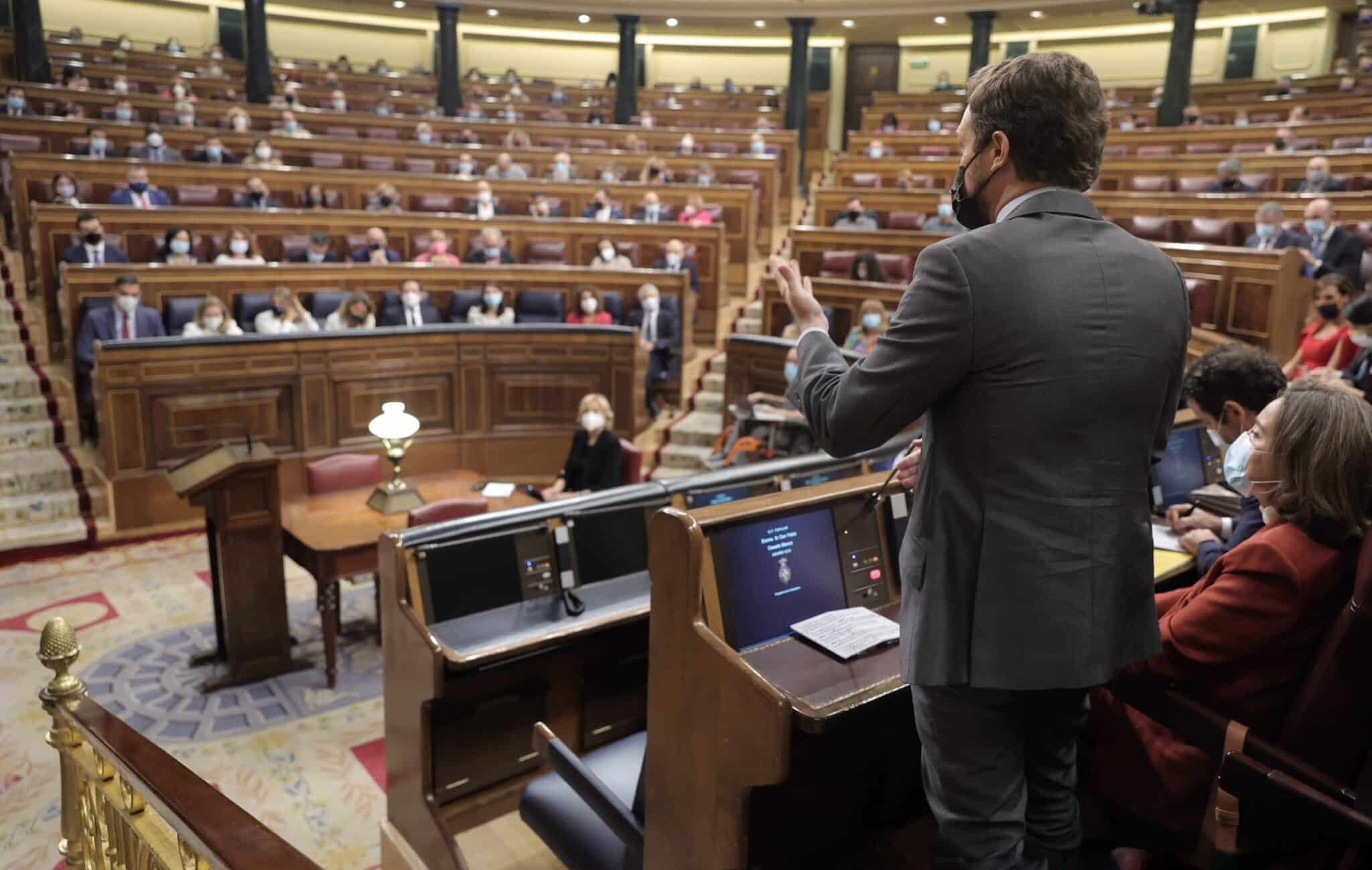 El líder del PP, Pablo Casado, interpela a Pedro Sánchez en el Congreso de los Diputados.