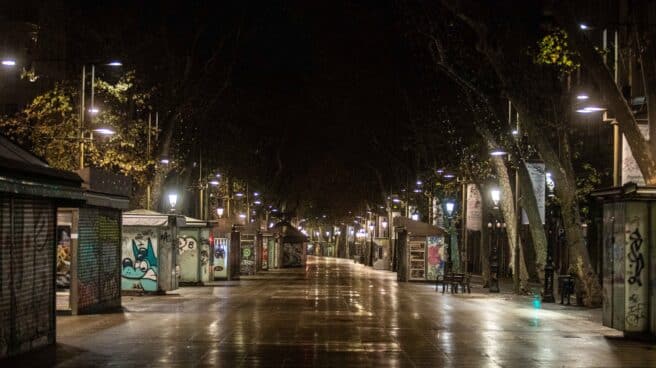 El Govern pide prorrogar hasta el 21 de enero el toque de queda en Cataluña La Rambla vacías después del toque de queda en la Barcelona el 24 de diciembre de 2021