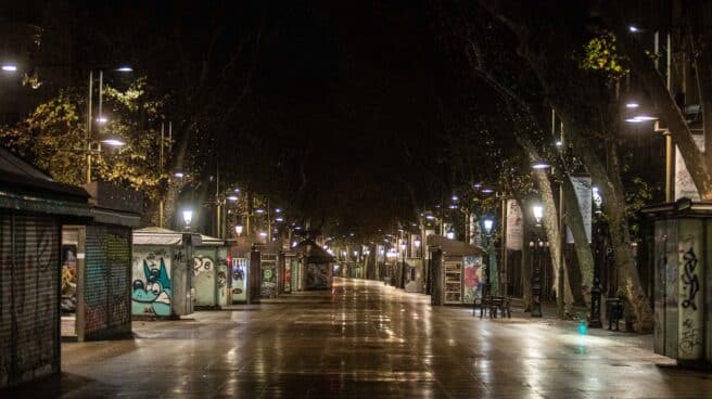 La Rambla vacías después del toque de queda en la Barcelona el 24 de diciembre de 2021