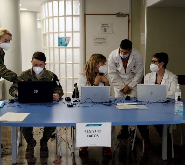 Europa propone acortar a cuatro días el aislamiento por Covid a sanitarios y policías