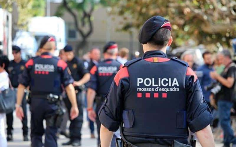 Un hombre se atrinchera en un piso de Barcelona tras disparar a dos personas