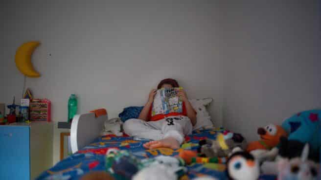 los ninos también sufren covid persistente Una niña lee en su domicilio durante el confinamiento estricto de la pandemia.