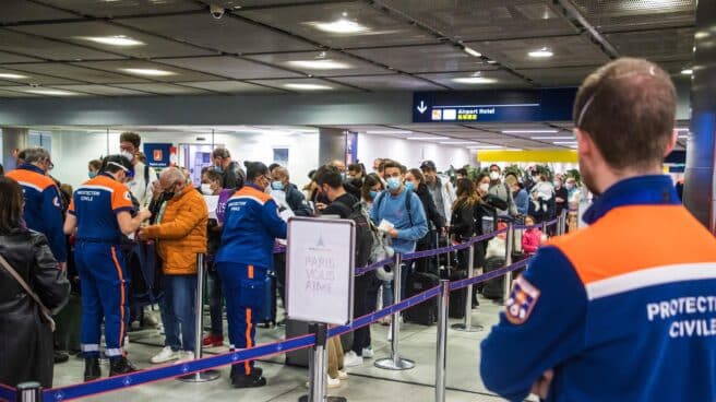 Varias personas hacen cola en un aeropuerto de París para realizarse un test de covid