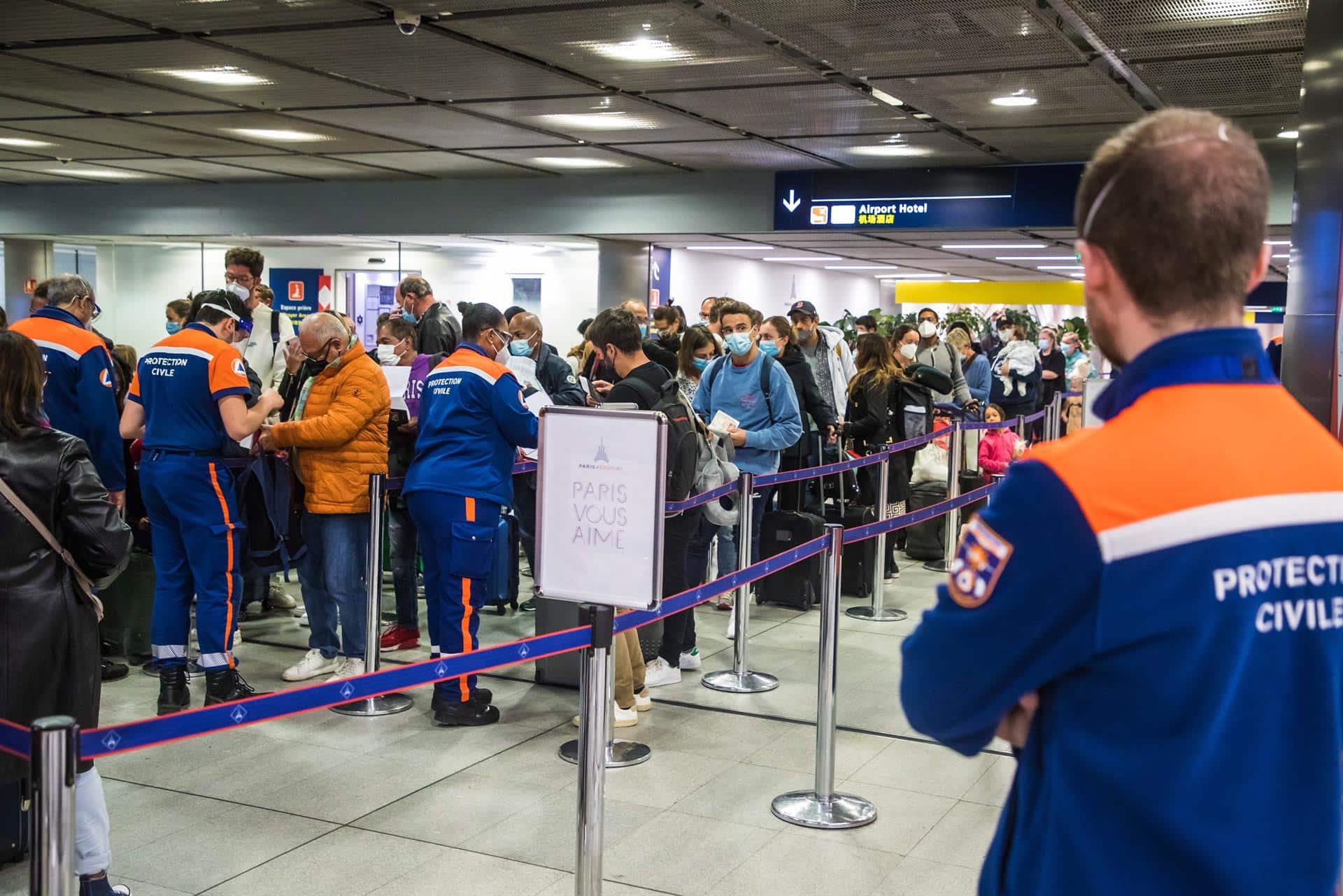 Varias personas hacen cola en un aeropuerto de París para realizarse un test de covid