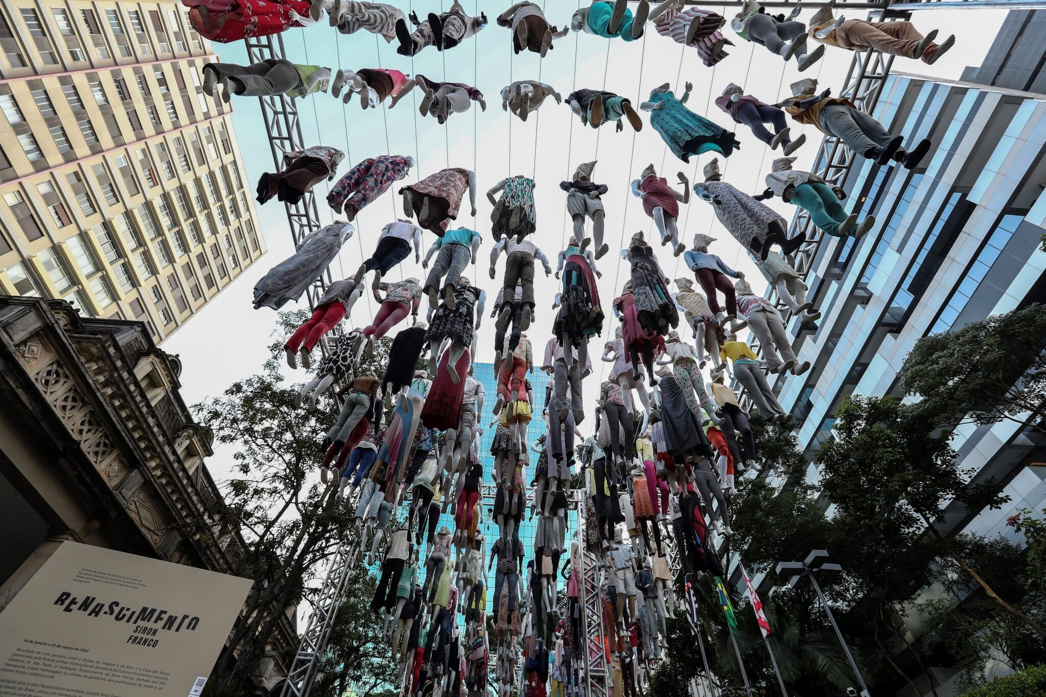 Instalación en honor a las víctimas de la pandemia y profesionales de la salud en Sao Paulo