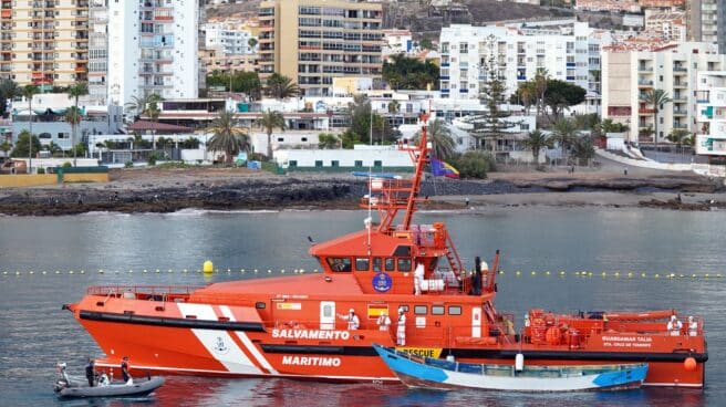 Un barco de Salvamento Marítimo traslada una patera al Puerto de los Cristianos, en el Sur de Tenerife.