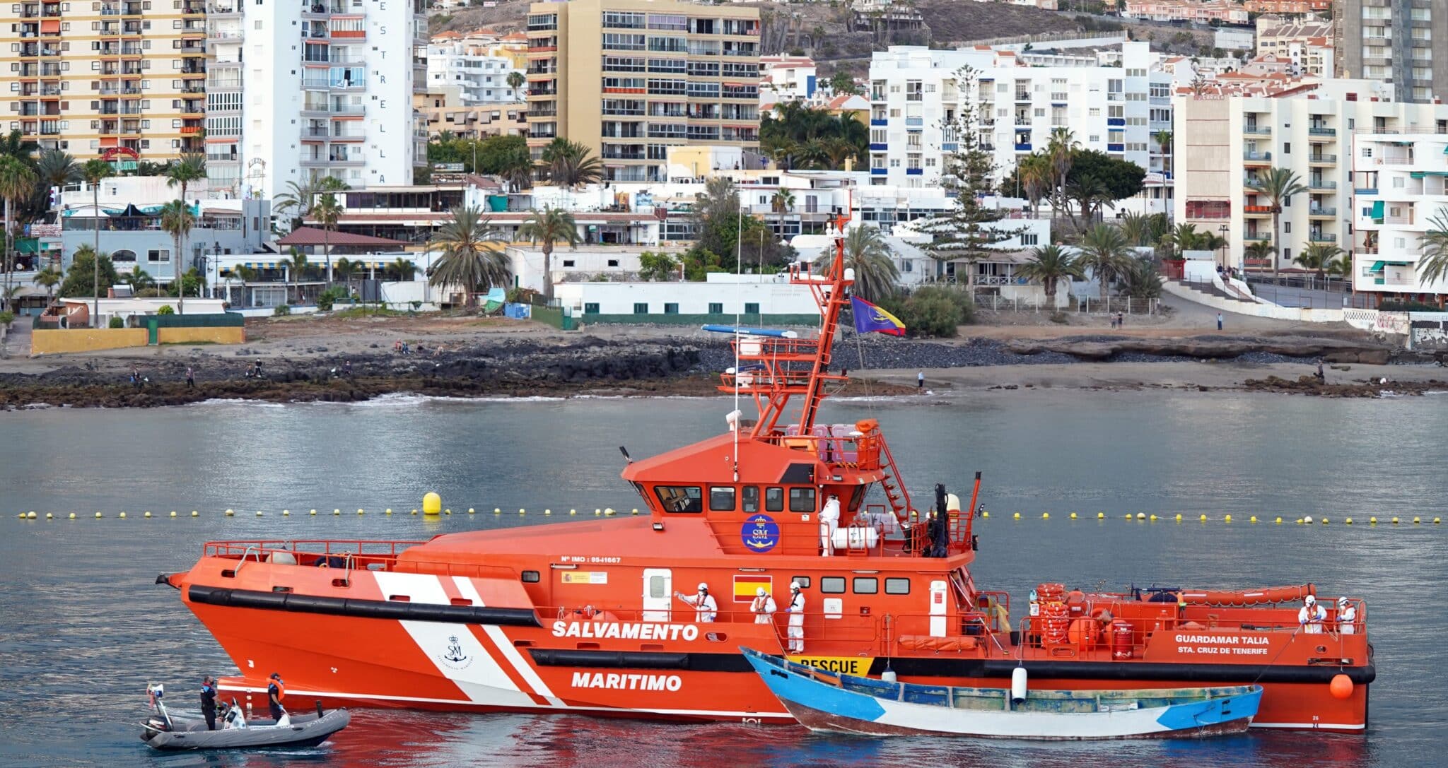 Un barco de Salvamento Marítimo traslada una patera al Puerto de los Cristianos, en el Sur de Tenerife.