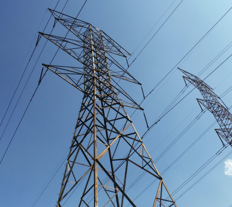 El precio de la luz se desboca hasta los 700 euros con el gas y el petróleo en máximos
