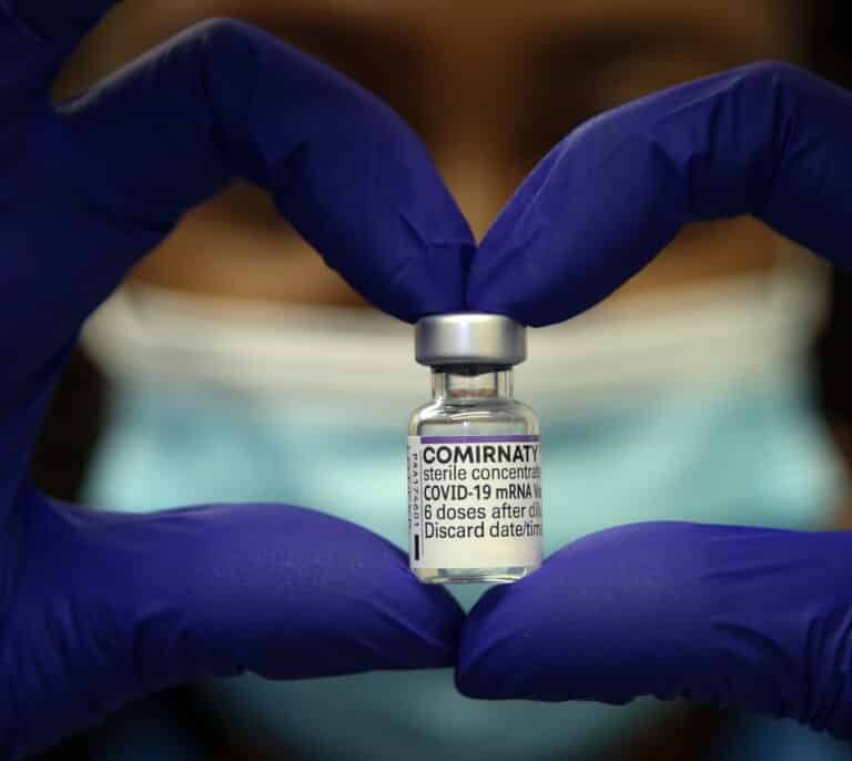 Pfizer avanza que podría tener lista en marzo una vacuna adaptada a ómicron