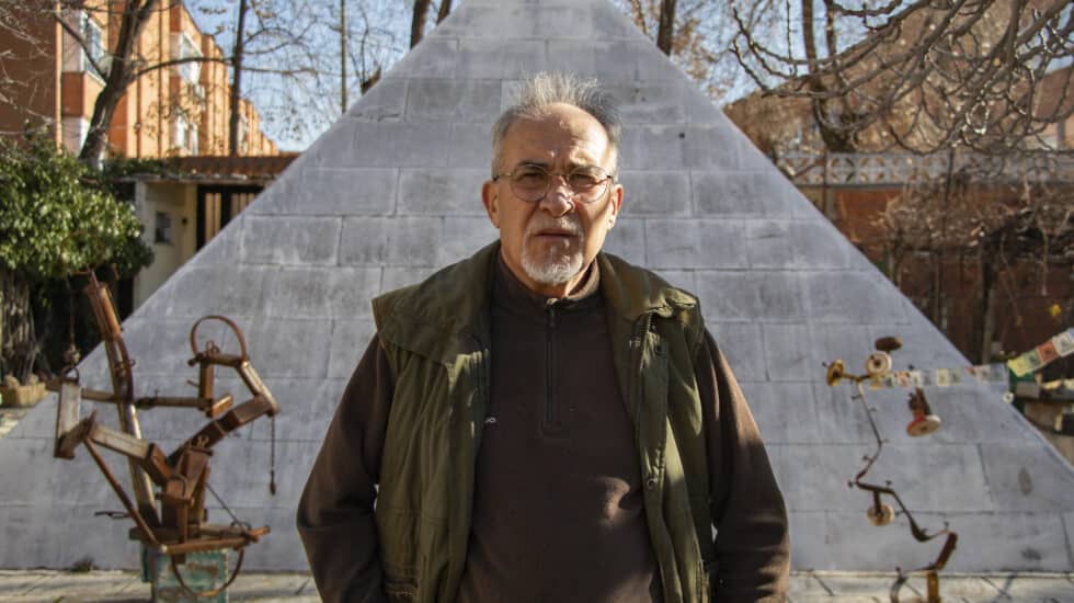Miguel Martín posa delante de la pirámide que ha construido en su casa de la Cañada Real