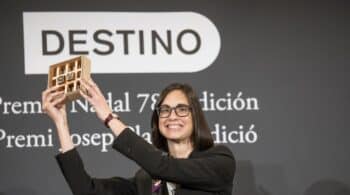 La periodista Inés Martín gana el Premio Nadal con la novela 'Las formas del querer'