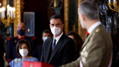Sánchez irá sin prensa a Abu Dabi y no verá al Rey emérito