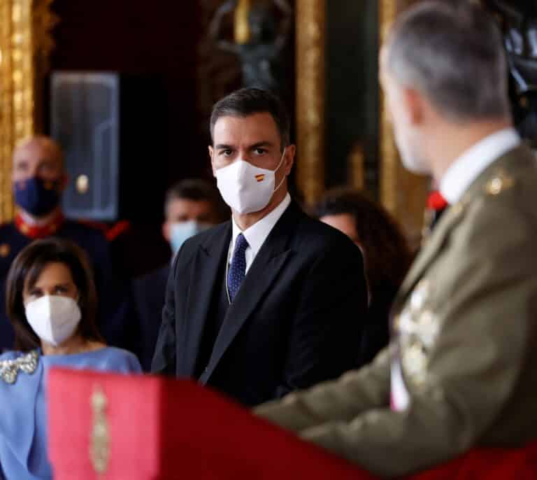 Sánchez irá sin prensa a Abu Dabi y no verá al Rey emérito