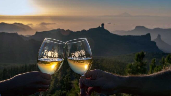 Dos copas de vino con el Roque Nublo de fondo en Gran Canaria