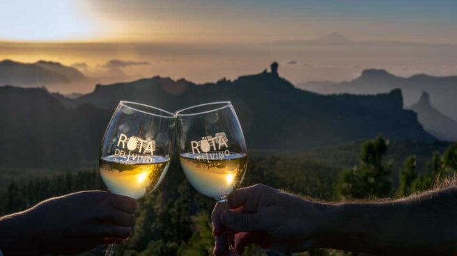 España presidirá la red europea de ciudades del vino los próximos 4 años Dos copas de vino con el Roque Nublo de fondo en Gran Canaria