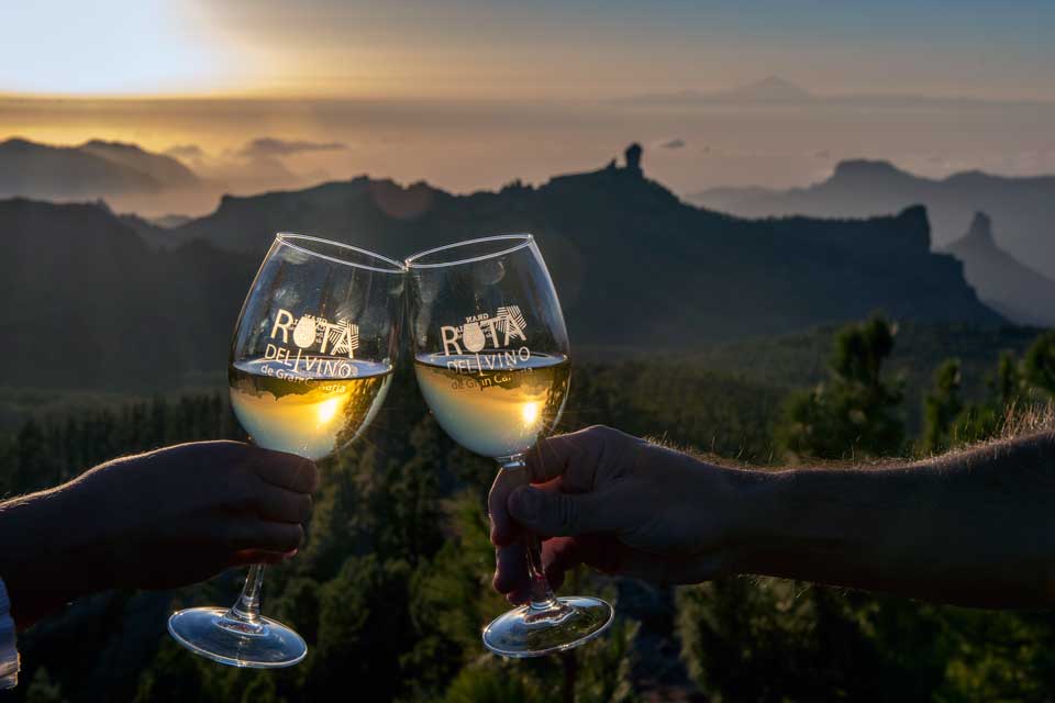 Dos copas de vino con el Roque Nublo de fondo en Gran Canaria