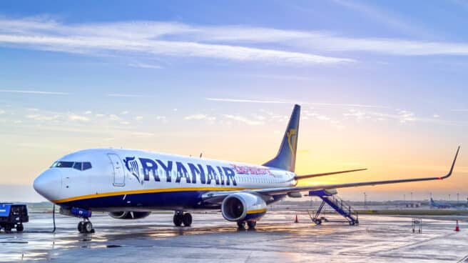 Avión de Ryanair en un aeropuerto