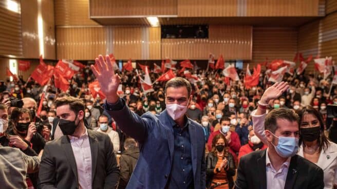 El presidente del Gobierno y secretario general del PSOE, Pedro Sánchez, en la campaña electoral del PSOE en Zamora junto a Luis Tundaca.