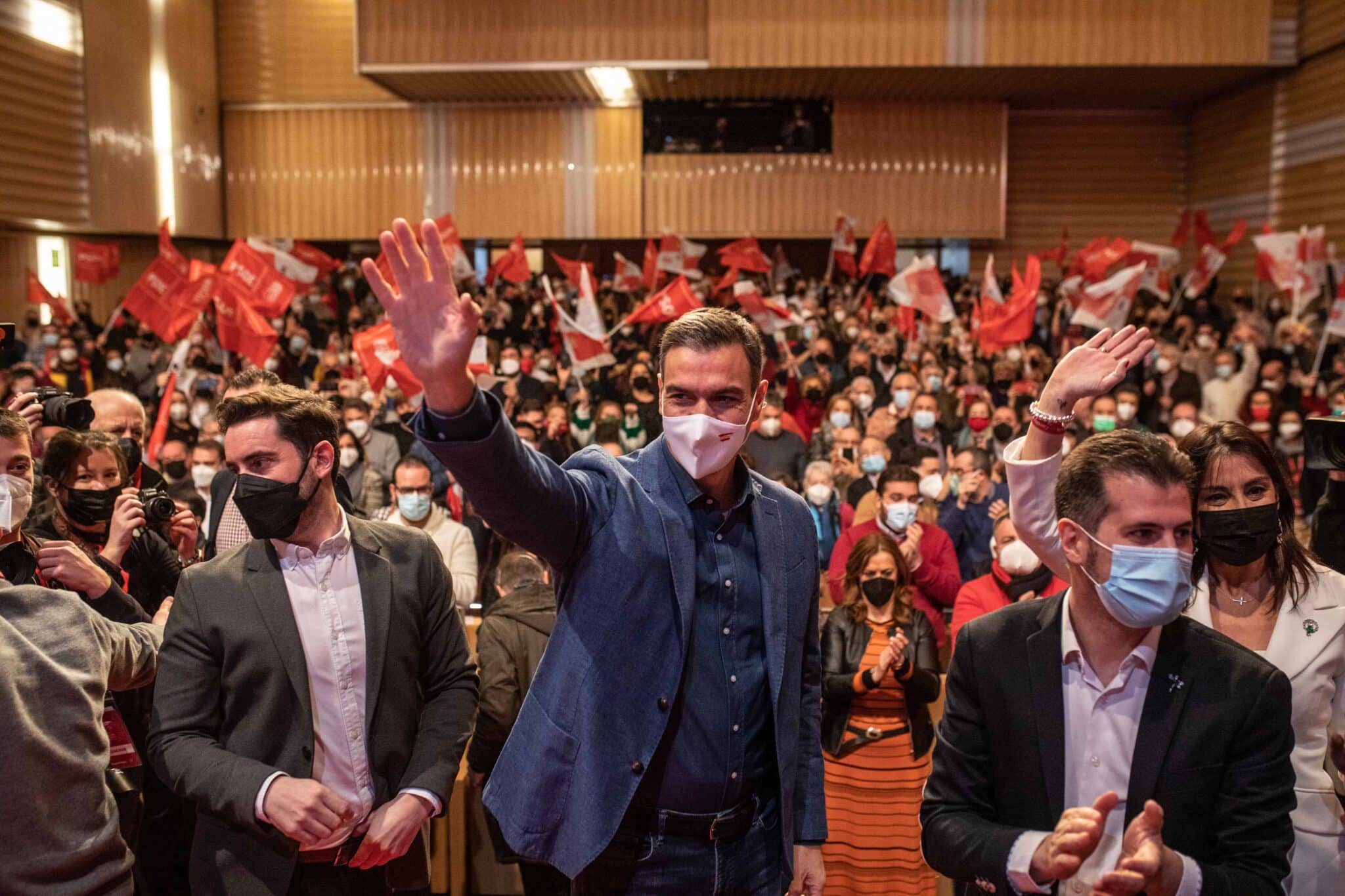 El presidente del Gobierno y secretario general del PSOE, Pedro Sánchez, en la campaña electoral del PSOE en Zamora junto a Luis Tundaca.