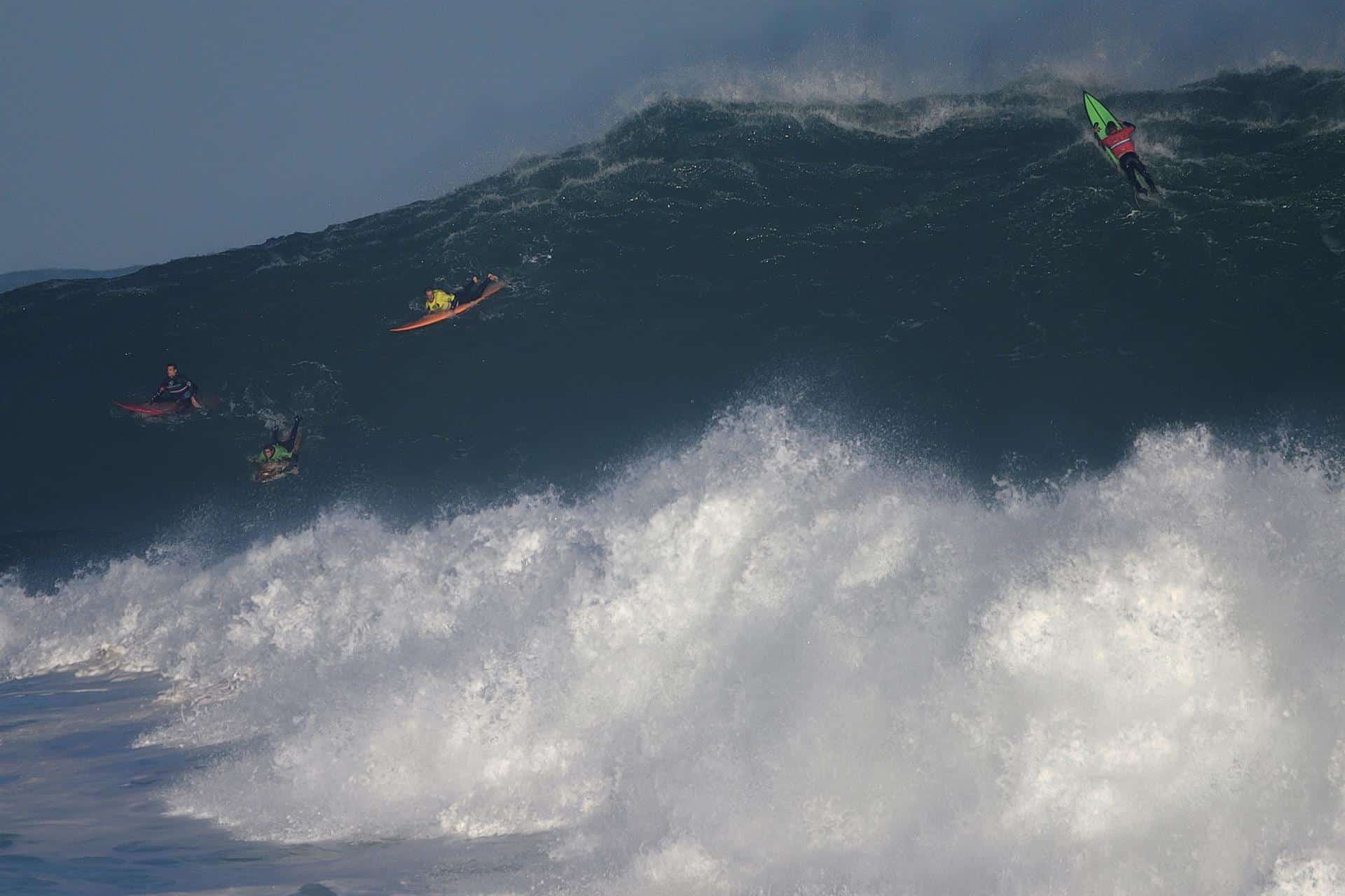 Un momento de la competición de la sexta edición del concurso de surf la "Vaca Gigante"