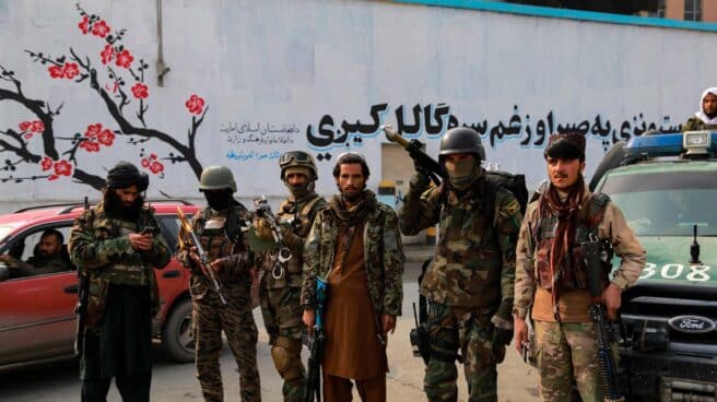 Patrulla talibán en Kabul. Patrulla talibán en Kabul.