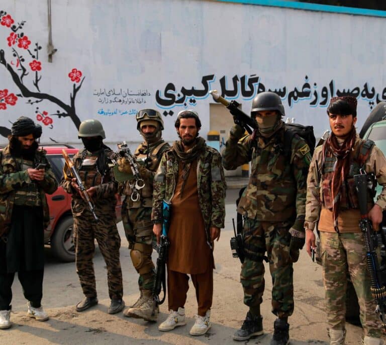 Los talibanes ordenan cerrar los baños públicos para mujeres en Afganistán