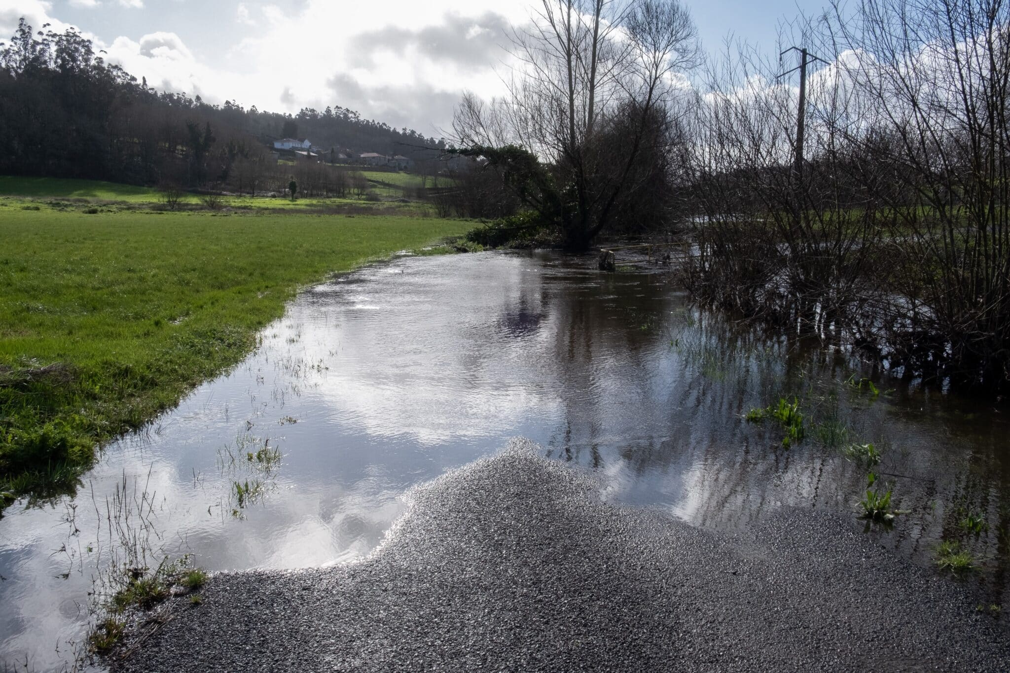 El río Tambre, desbordado a su paso por el municipio de Oroso, en A Coruña, Galicia (España