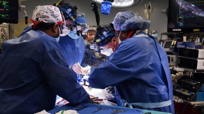 Equipo médico durante la operación en la que se ha trasplantado un corazón de cerdo a humano.