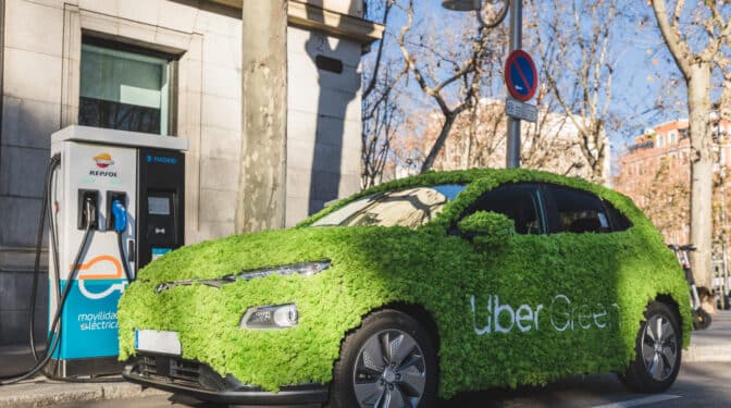 Repsol se alía con Uber en la movilidad eléctrica y reta a Iberdrola, Cepsa y Endesa