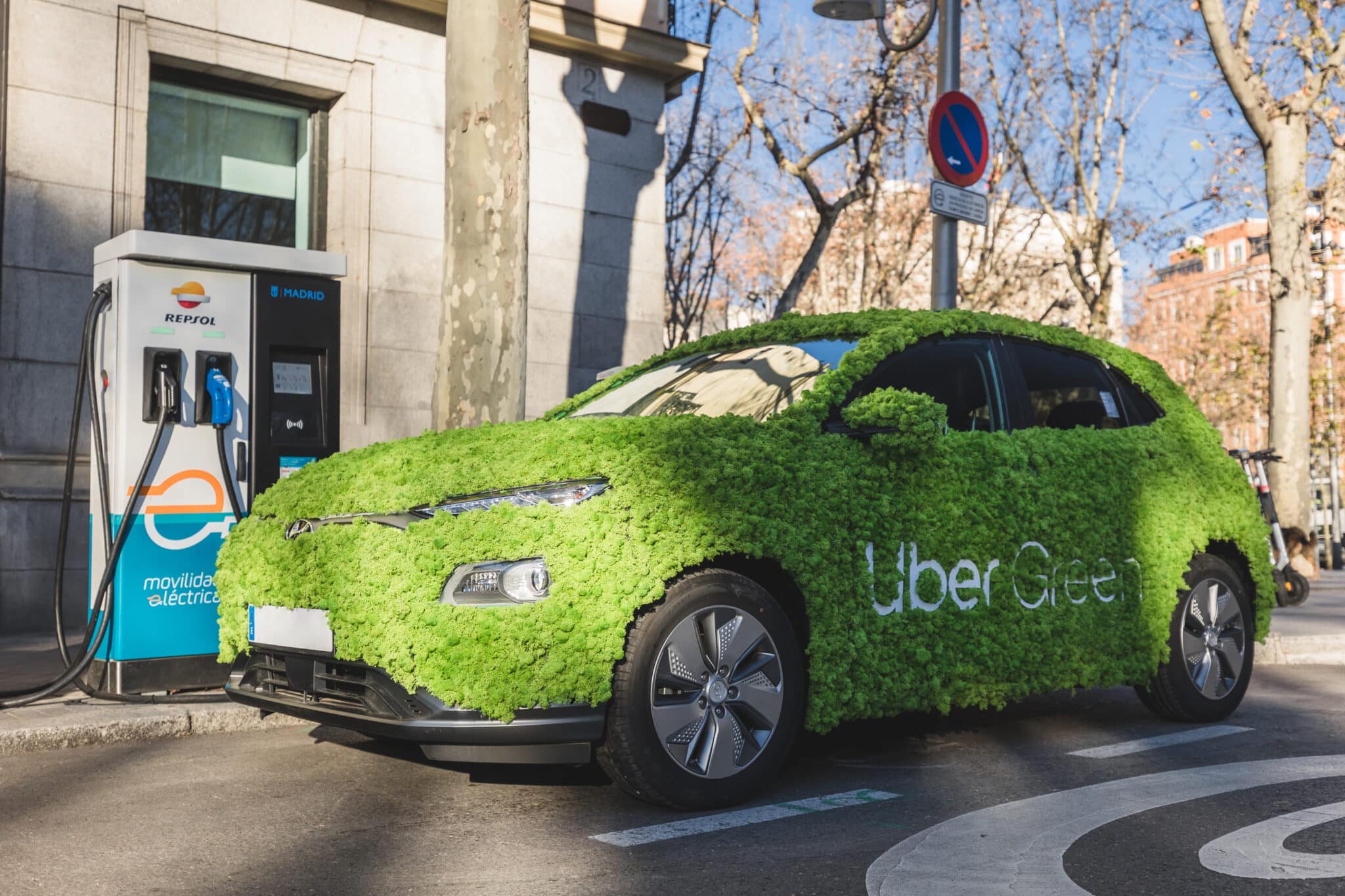 Repsol se alía con Uber en la movilidad eléctrica y reta a Iberdrola, Cepsa y Endesa