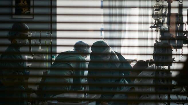 uci-pandemia-ocupacion-covid Dos trabajadores sanitarios en la UCI del Hospital de Navarra.