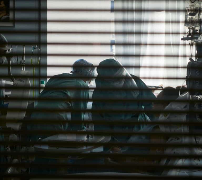 Las UCI con ómicron: "Cada vez vemos más gente con Covid y no por Covid"